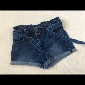 High waisted shorts with belt